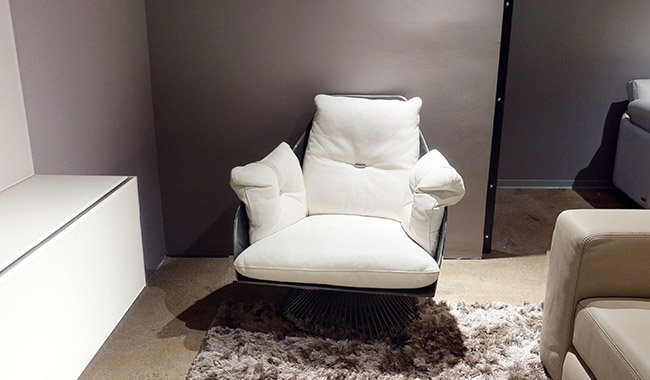 Sample Sale Gloss Swivel Chair
