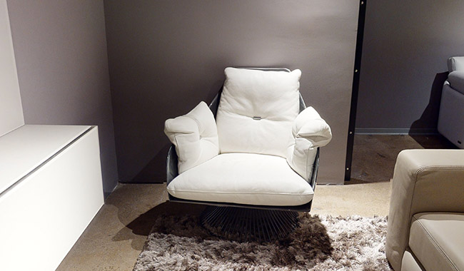 Sample Sale Gloss Swivel Chair