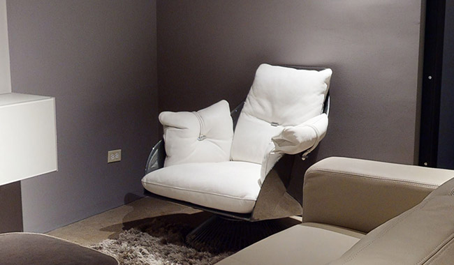 Sample Sale Gloss Swivel Chair
